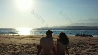 年轻的人婚姻爱有趣的海滩清洁白色沙子背景